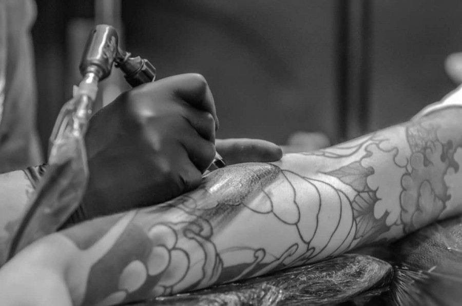 ¿Qué formación se necesita para ser tatuador?