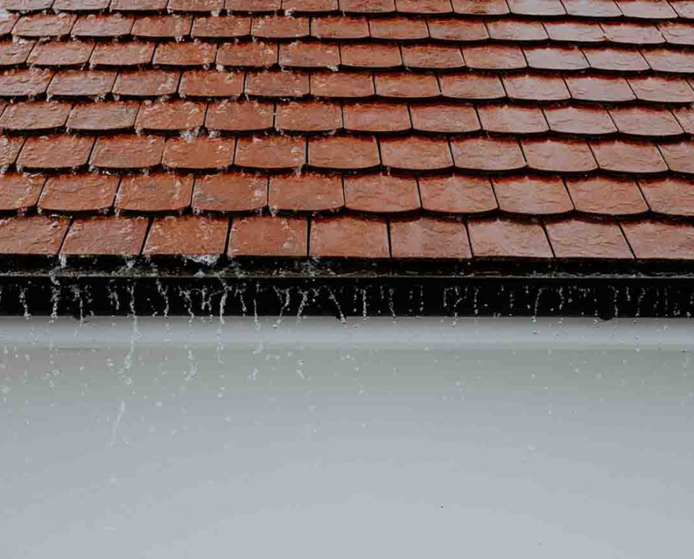 Por qué se producen y cómo solucionar las filtraciones a través del tejado