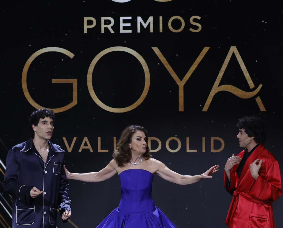 La actriz y cantante Ana Belén, junto a los directores de cine Javier Ambrossi (d) y Javier Calvo