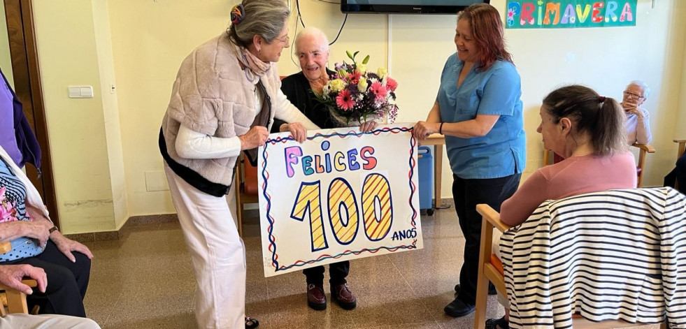 Fiesta por los 100 años de María Mira, la centenaria que vive en la residencia de Ortigueira