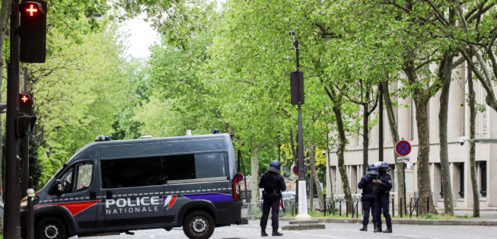 Detenido el hombre que entró en el consulado de Irán en París con falsos explosivos
