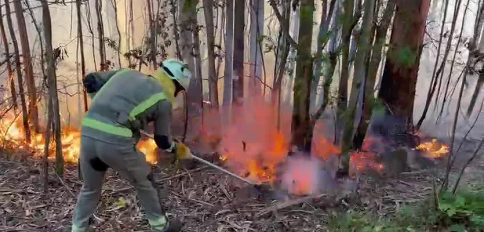 Dos incendios forestales en Fene y Cabanas arrasan con cerca de tres hectáreas de monte