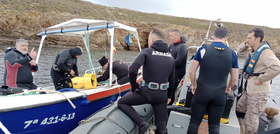 La Unidad de Buceo de la Armada recupera objetos de un pecio en Asturias ante el riesgo de expolio