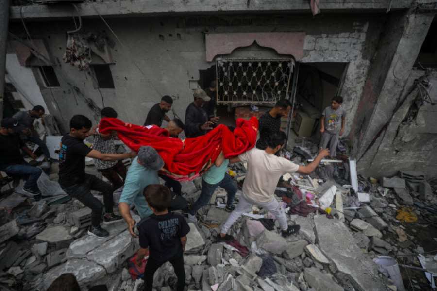 Israel ataca por tierra, mar y aire una Franja de Gaza sumida en la catástrofe