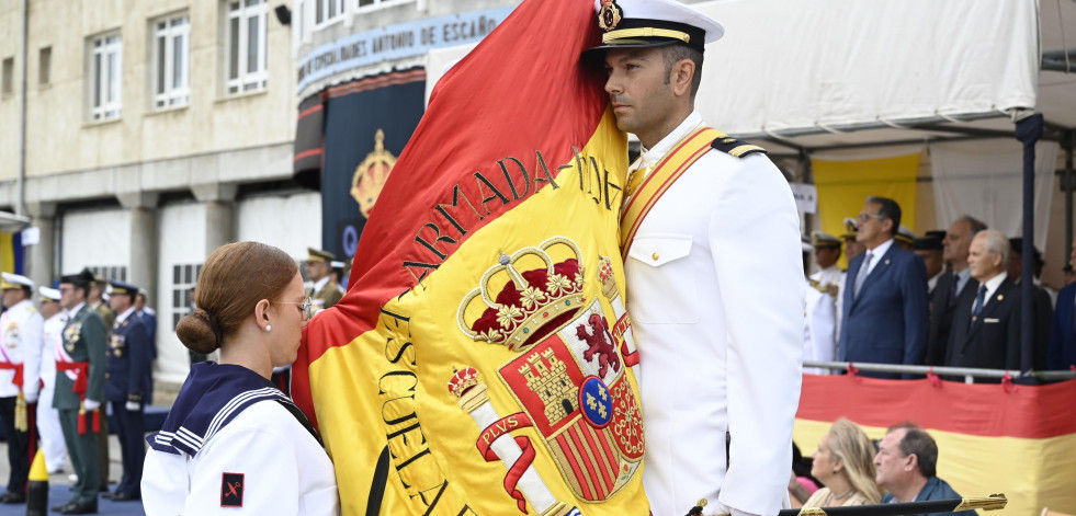 Nueva jura de bandera de alumnos de la Escaño, reservistas y personal civil