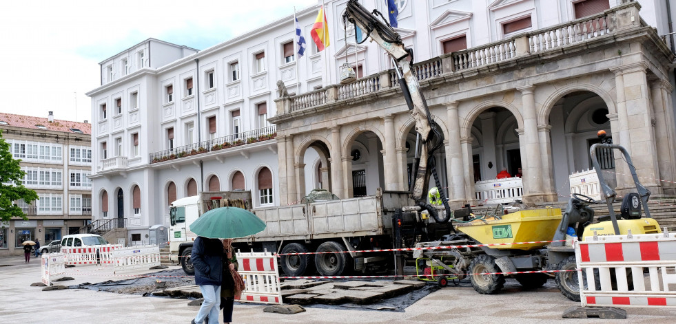 El gobierno invierte 48.000 euros en arreglar la escalinata del consistorio