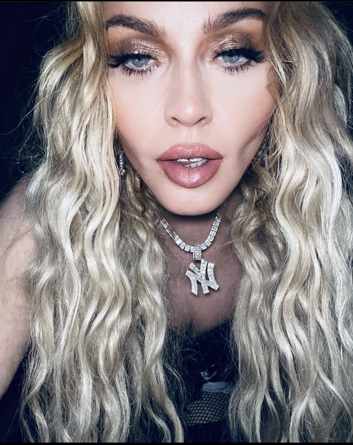 Madonna con joyas dentales